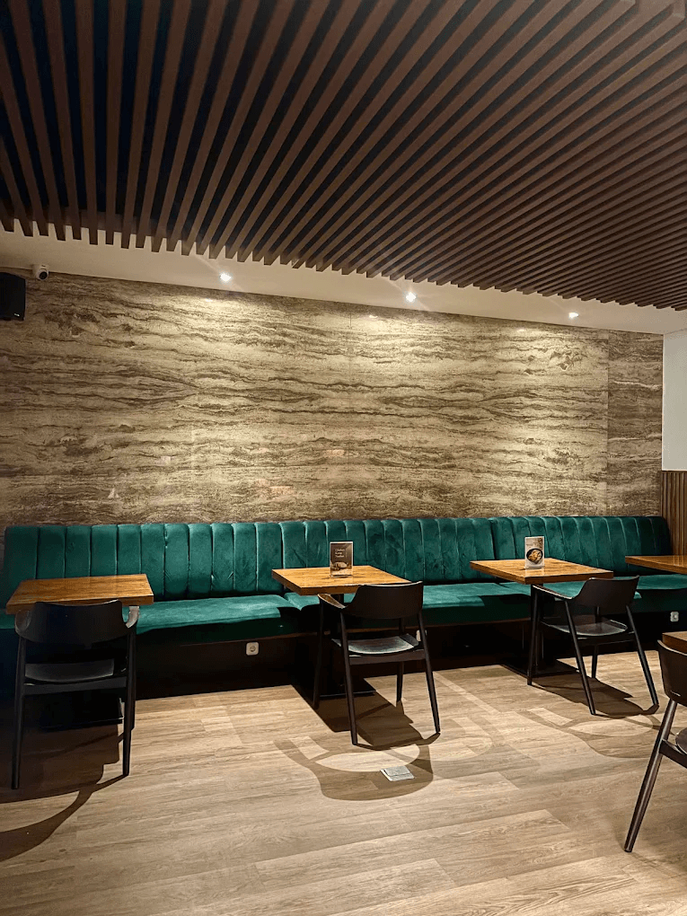 Interior Suge Coffee & Eatery yang tenang dan hangat